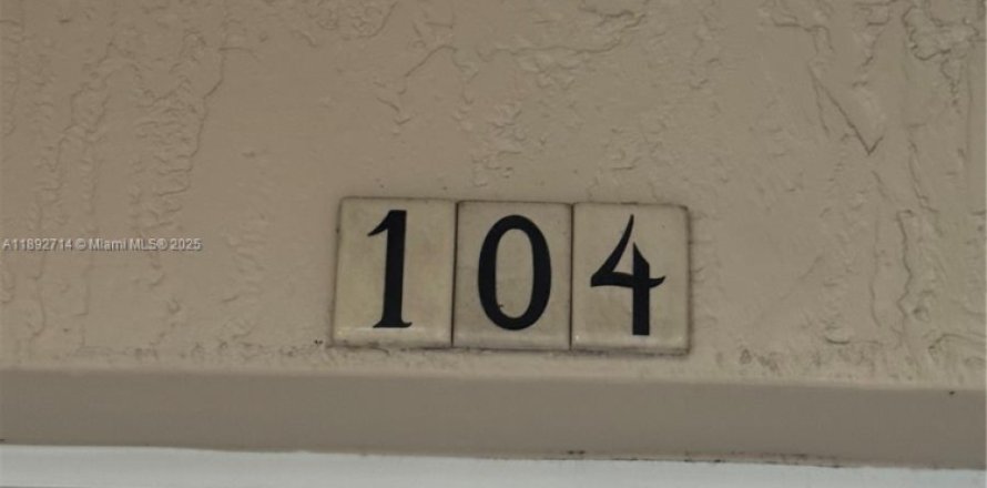 Кондоминиум с 3 спальнями в Дорал, Флорида № 2034289