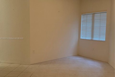 Снять в аренду кондоминиум в Дорал, Флорида 3 спальни, 150.5м2, № 2034289 - фото 5