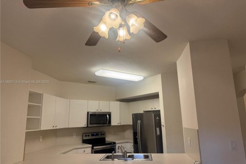 Снять в аренду кондоминиум в Дорал, Флорида 3 спальни, 150.5м2, № 2034289 - фото 4