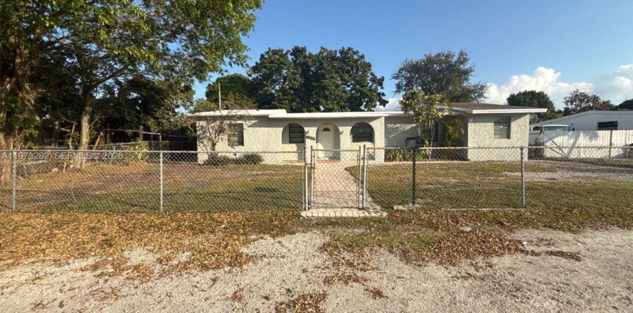 Дом в Майами, Флорида 5 комнат, 188.96м2 № 2048840