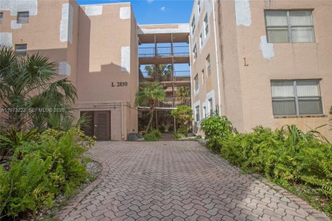 Condominio en Lauderdale Lakes, Florida, 2 dormitorios № 2033267