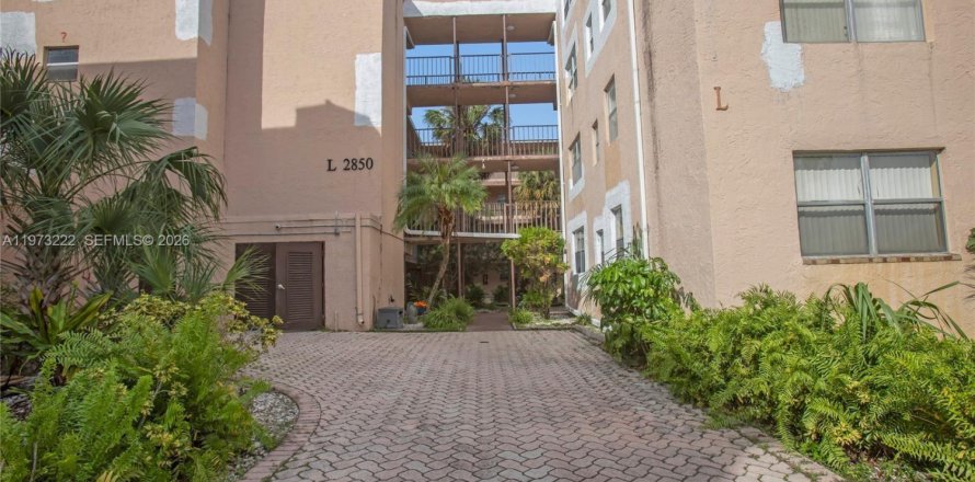 Condominio en Lauderdale Lakes, Florida, 2 dormitorios № 2033267