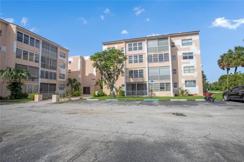Condominio en venta en Lauderdale Lakes, Florida, 2 dormitorios, 93.83 m2 № 2033267 - foto 2