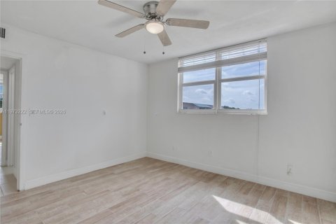 Condominio en venta en Lauderdale Lakes, Florida, 2 dormitorios, 93.83 m2 № 2033267 - foto 8