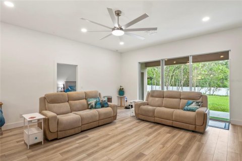 House in Weeki Wachee, Florida 4 bedrooms, 197.42 sq.m. № 1816953 - photo 9