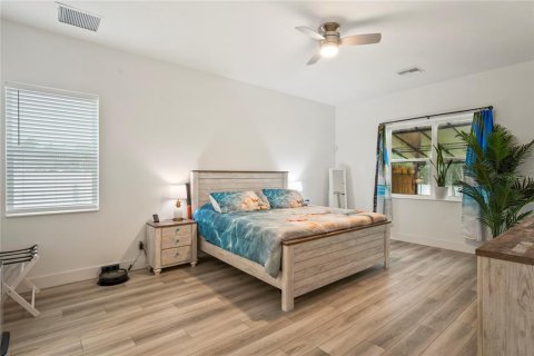House in Weeki Wachee, Florida 4 bedrooms, 197.42 sq.m. № 1816953 - photo 23