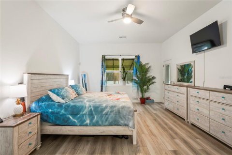 House in Weeki Wachee, Florida 4 bedrooms, 197.42 sq.m. № 1816953 - photo 3