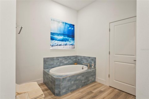 House in Weeki Wachee, Florida 4 bedrooms, 197.42 sq.m. № 1816953 - photo 30