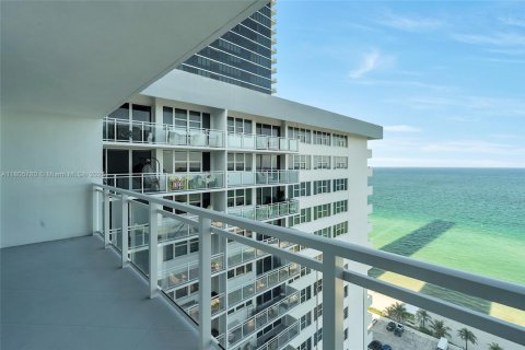 Condo in Hallandale Beach, Florida, 1 bedroom  № 1888967 - photo 20