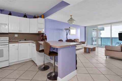 Condo in Hallandale Beach, Florida, 1 bedroom  № 1888967 - photo 3