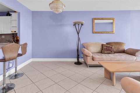 Condo in Hallandale Beach, Florida, 1 bedroom  № 1888967 - photo 13