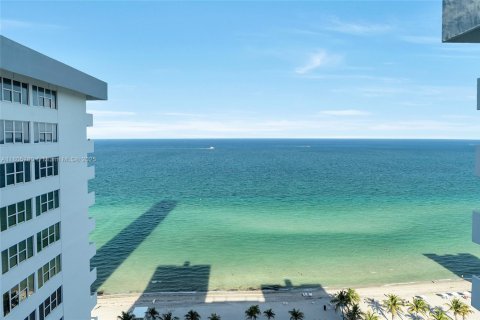 Condo in Hallandale Beach, Florida, 1 bedroom  № 1888967 - photo 18
