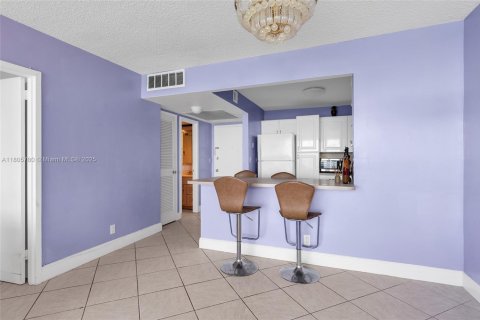 Condo in Hallandale Beach, Florida, 1 bedroom  № 1888967 - photo 9
