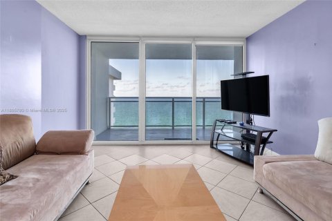 Condo in Hallandale Beach, Florida, 1 bedroom  № 1888967 - photo 15