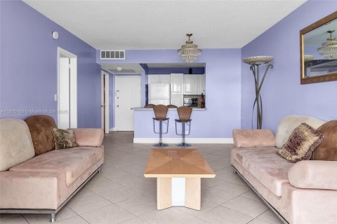 Condo in Hallandale Beach, Florida, 1 bedroom  № 1888967 - photo 23