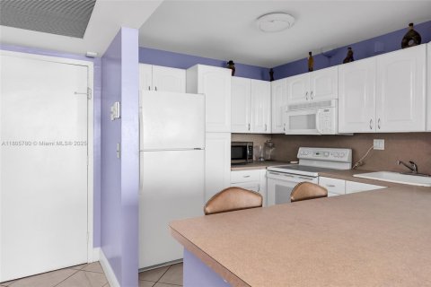 Condo in Hallandale Beach, Florida, 1 bedroom  № 1888967 - photo 7