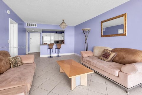 Condo in Hallandale Beach, Florida, 1 bedroom  № 1888967 - photo 22