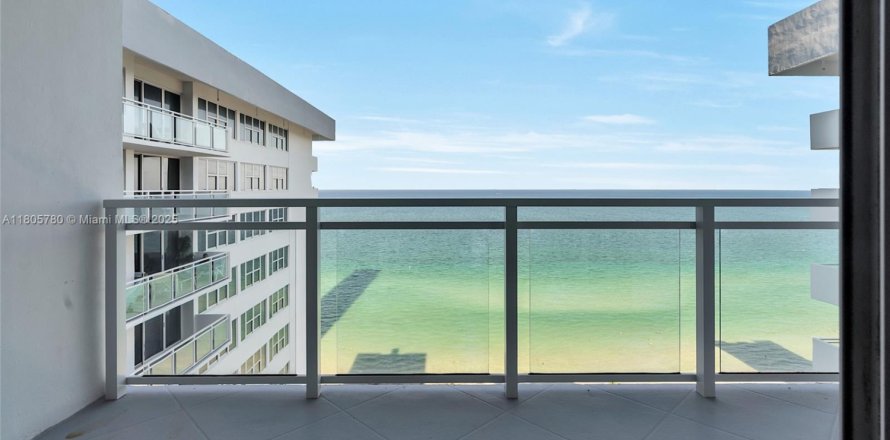 Condo in Hallandale Beach, Florida, 1 bedroom № 1888967