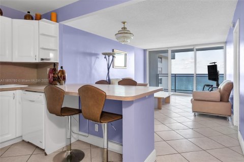 Condo in Hallandale Beach, Florida, 1 bedroom  № 1888967 - photo 4