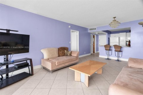 Condo in Hallandale Beach, Florida, 1 bedroom  № 1888967 - photo 24