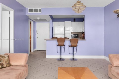 Condo in Hallandale Beach, Florida, 1 bedroom  № 1888967 - photo 26