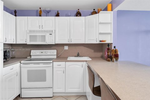 Condo in Hallandale Beach, Florida, 1 bedroom  № 1888967 - photo 5