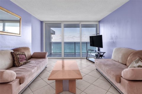Condo in Hallandale Beach, Florida, 1 bedroom  № 1888967 - photo 11