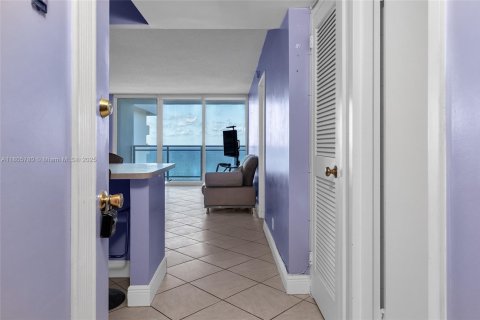 Condo in Hallandale Beach, Florida, 1 bedroom  № 1888967 - photo 2