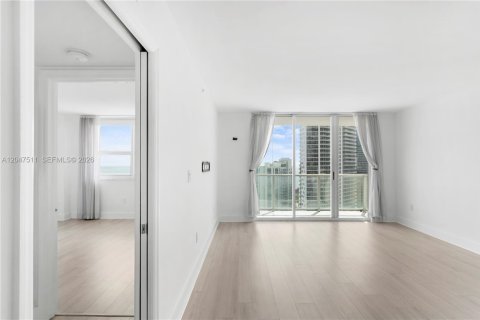 Condo in Miami, Florida, 1 bedroom  № 2261090 - photo 12