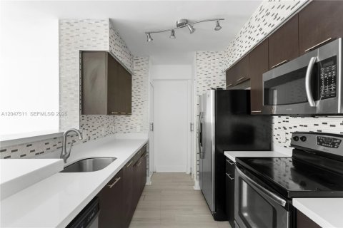 Condo in Miami, Florida, 1 bedroom  № 2261090 - photo 8