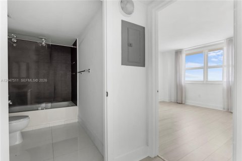 Condo in Miami, Florida, 1 bedroom  № 2261090 - photo 14