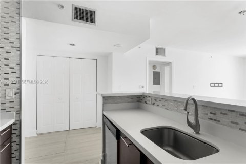 Condo in Miami, Florida, 1 bedroom  № 2261090 - photo 11