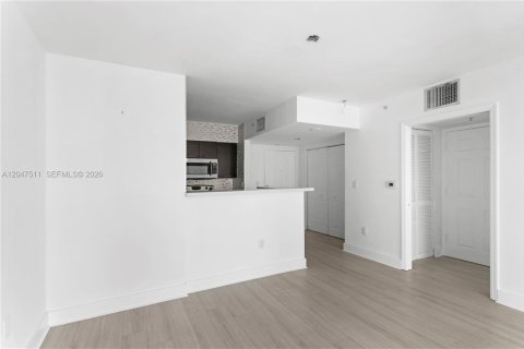 Condo in Miami, Florida, 1 bedroom  № 2261090 - photo 9