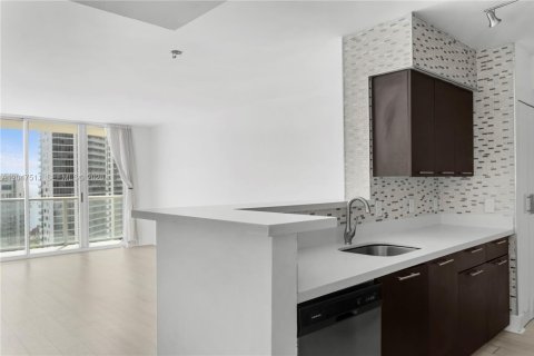 Condo in Miami, Florida, 1 bedroom  № 2261090 - photo 10