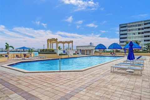 Condo in North Bay Village, Florida, 2 bedrooms  № 2068028 - photo 23