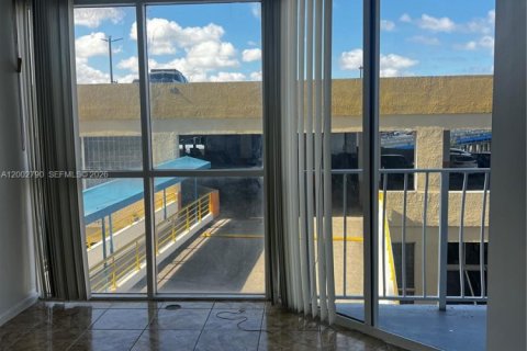 Condo in North Bay Village, Florida, 2 bedrooms  № 2068028 - photo 11