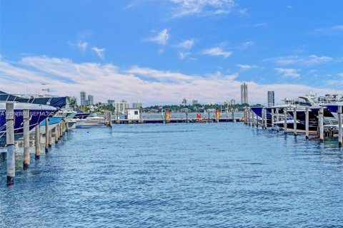 Condo in North Bay Village, Florida, 2 bedrooms  № 2068028 - photo 4