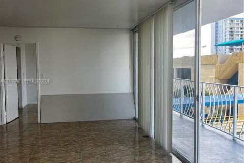 Condo in North Bay Village, Florida, 2 bedrooms  № 2068028 - photo 10