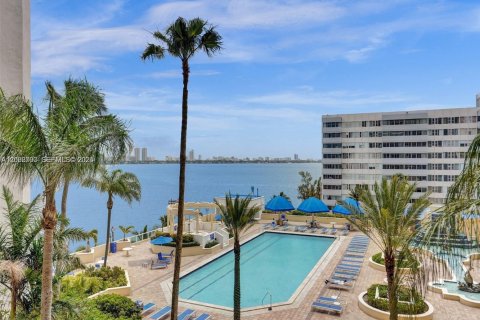 Condo in North Bay Village, Florida, 2 bedrooms  № 2068028 - photo 2