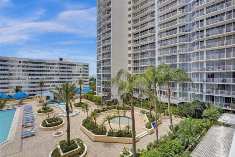 Condo in North Bay Village, Florida, 2 bedrooms  № 2068028 - photo 3