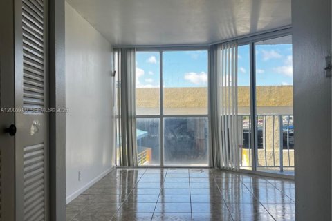 Condo in North Bay Village, Florida, 2 bedrooms  № 2068028 - photo 16