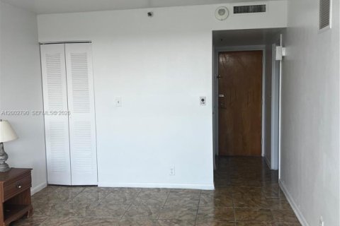 Condo in North Bay Village, Florida, 2 bedrooms  № 2068028 - photo 8