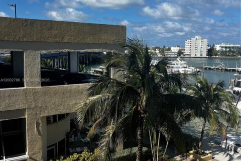 Condo in North Bay Village, Florida, 2 bedrooms  № 2068028 - photo 20