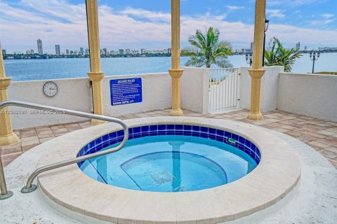 Condo in North Bay Village, Florida, 2 bedrooms  № 2068028 - photo 22