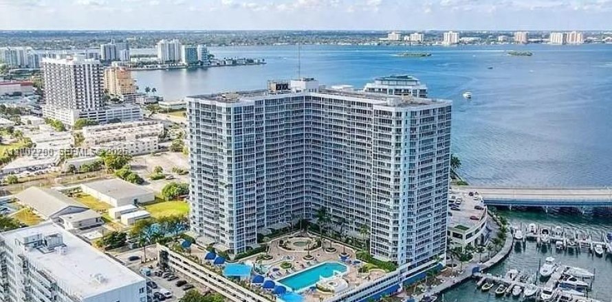 Condo in North Bay Village, Florida, 2 bedrooms  № 2068028