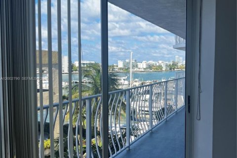 Condo in North Bay Village, Florida, 2 bedrooms  № 2068028 - photo 12