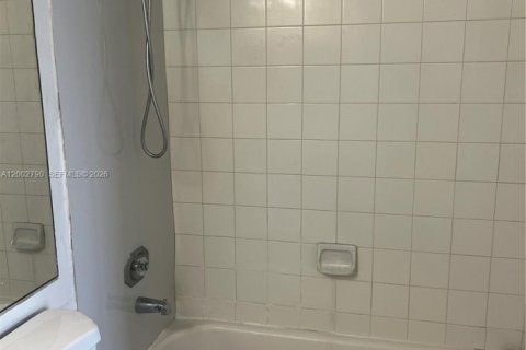 Condo in North Bay Village, Florida, 2 bedrooms  № 2068028 - photo 14