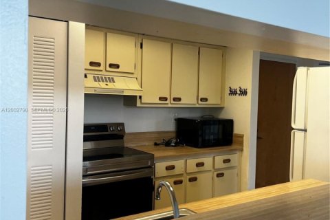 Condo in North Bay Village, Florida, 2 bedrooms  № 2068028 - photo 6