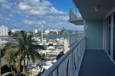 Condo in North Bay Village, Florida, 2 bedrooms  № 2068028 - photo 17