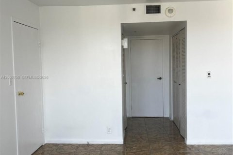 Condo in North Bay Village, Florida, 2 bedrooms  № 2068028 - photo 13